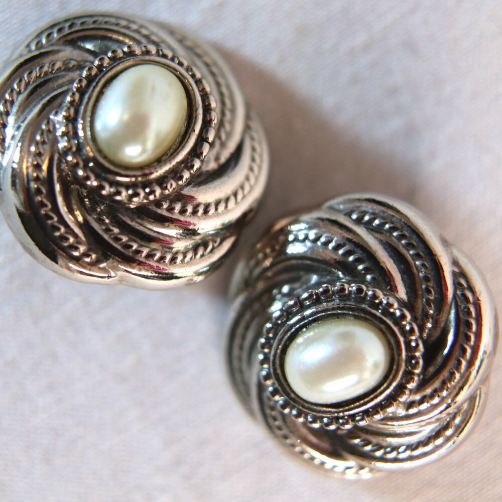 💎Unsigned Loree Earrings By 1928 Pearly Bead Silver Tone Swirl Clip Ons